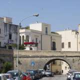 ...la Muraglia si presenta scandita da archi che si innalzano come ampie finestre sul centro storico
